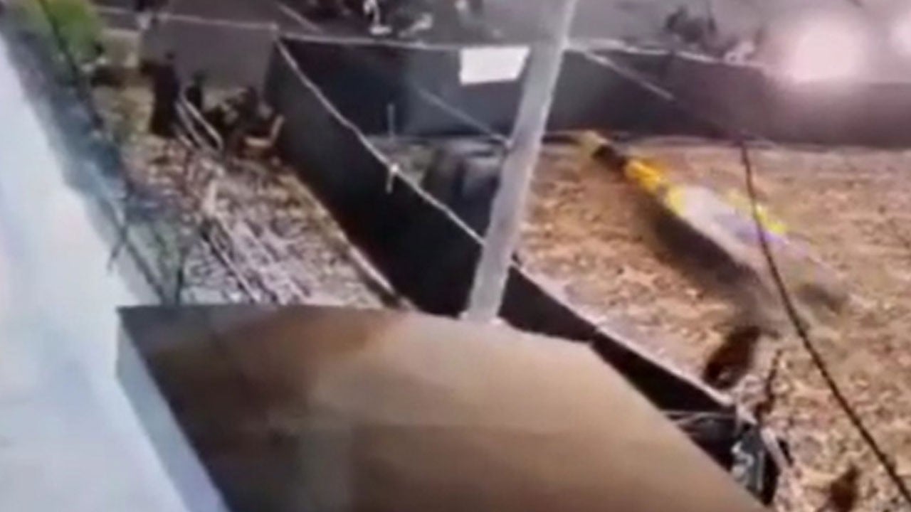 2 ölü, 30 yaralı! Freni tutmayan araç camiye daldı