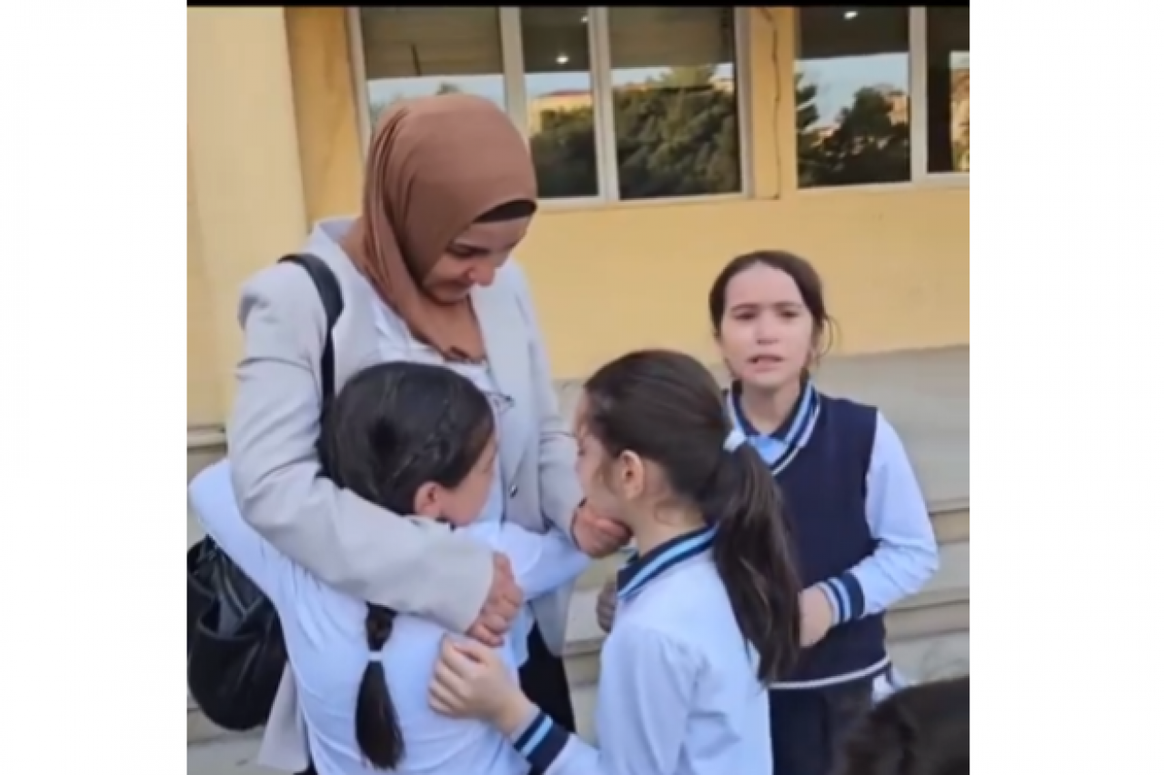21 yıllık öğretmene gözyaşlarıyla veda