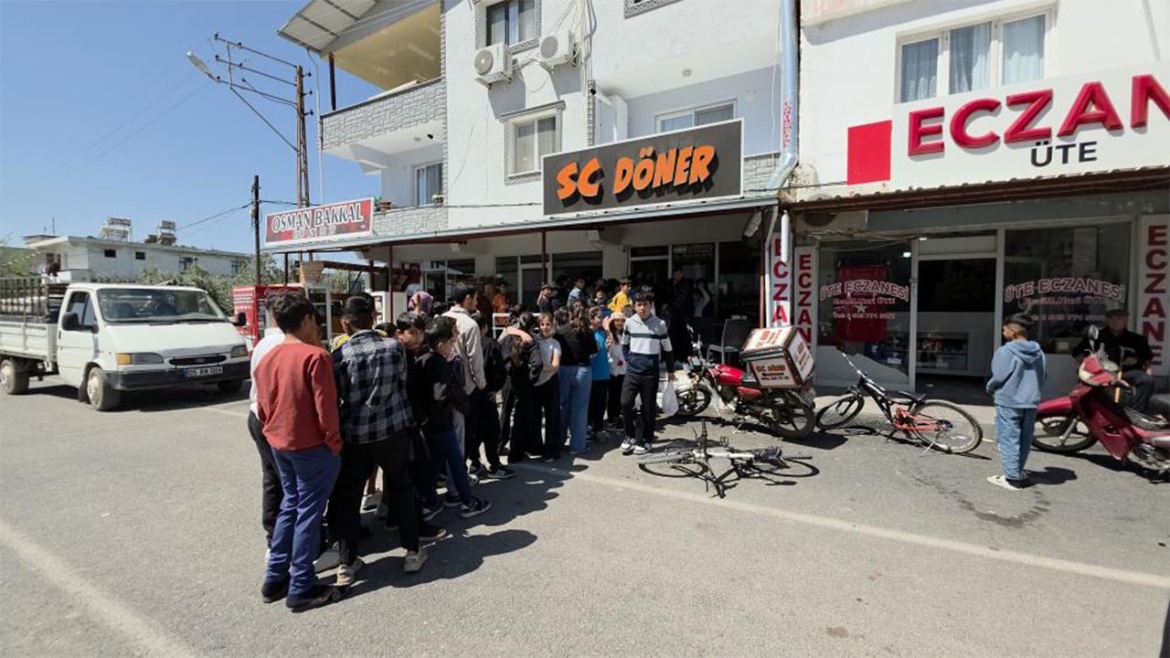 23 Nisan'da depremzede öğrencilere ücretsiz döner dağıttı