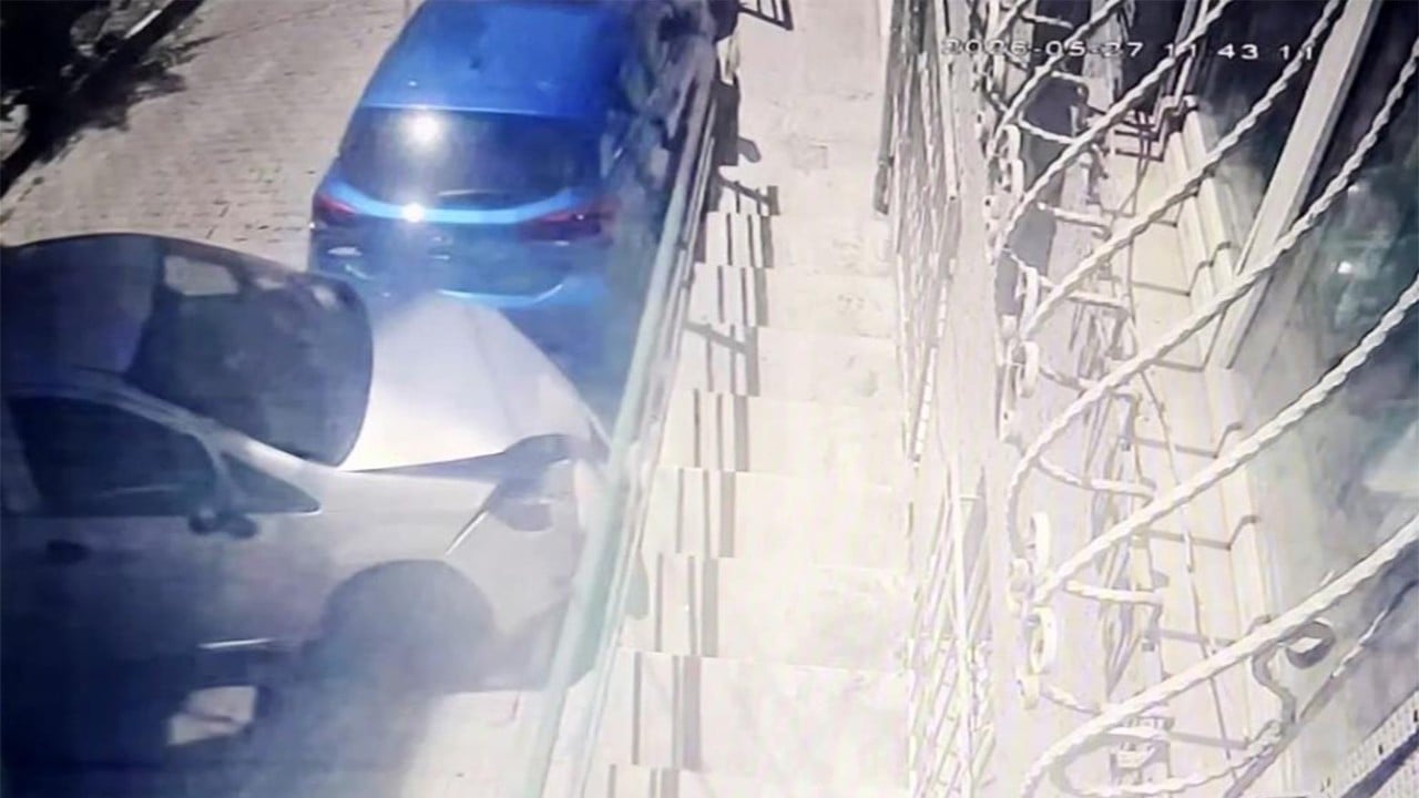 3 araca çarpan otomobilin altında kalmaktan son anda kurtuldu
