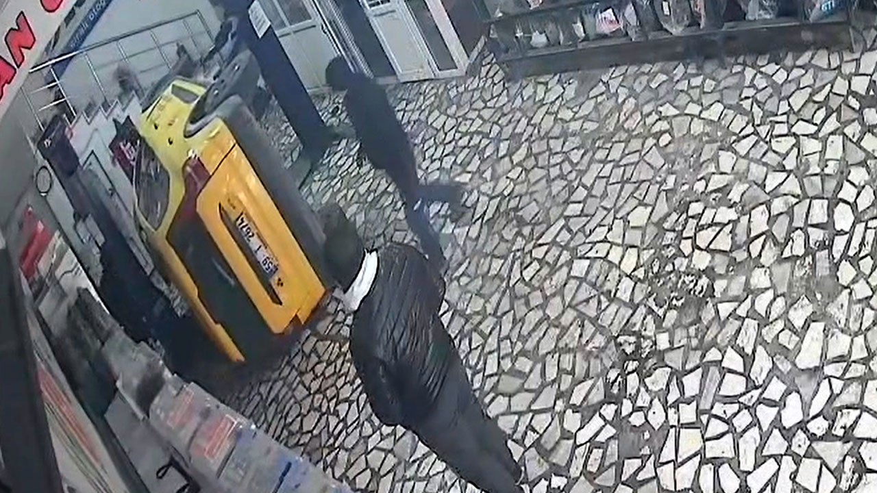 3 kişi saniyelerle kurtuldu! Taksi asansörden böyle düştü