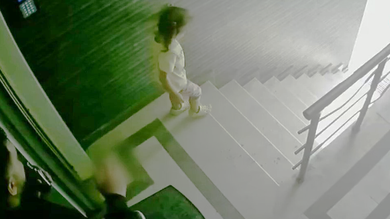 3 yaşındaki kızına tekme atıp merdivenlerden aşağı yuvarlayan babaya 1 yıl 6 ay hapis!