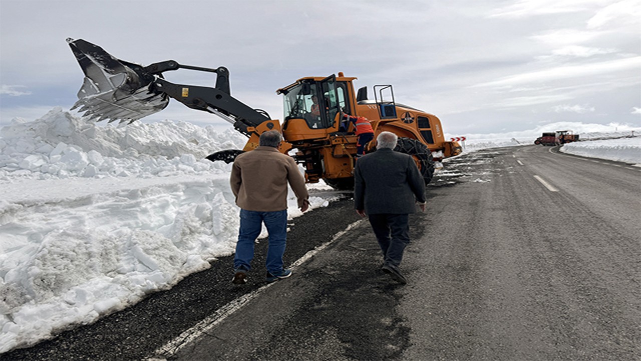 4 aydır kardan kapalı olan Ardahan-Ardanuç kara yolu açılıyor