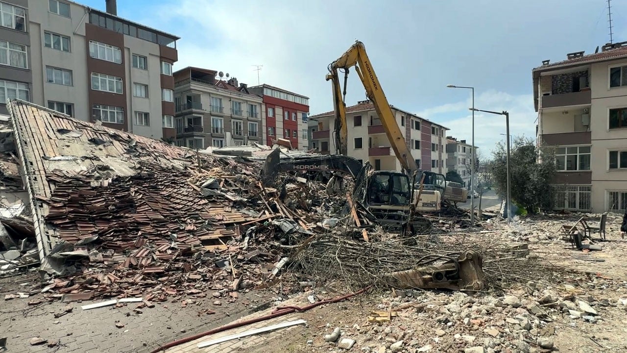 4 katlı bina bir anda çöktü! Kontrollü yıkım faciaya dönecekti