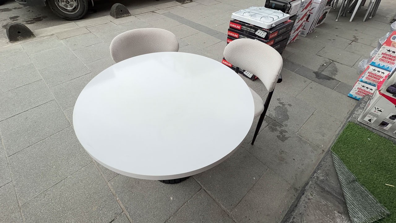 4 sandalyenin 2’sini alıp gitti! Mobilyacıdan hırsıza sitem: Takım bozuldu gel kalanı da al