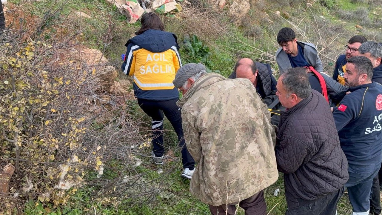 5 metrelik uçuruma savruldular! 2 kişi yaralandı