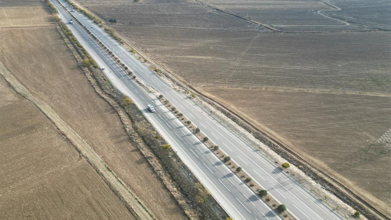 6 Şubat depreminde 7 metre kayan yol ilgi bekliyor