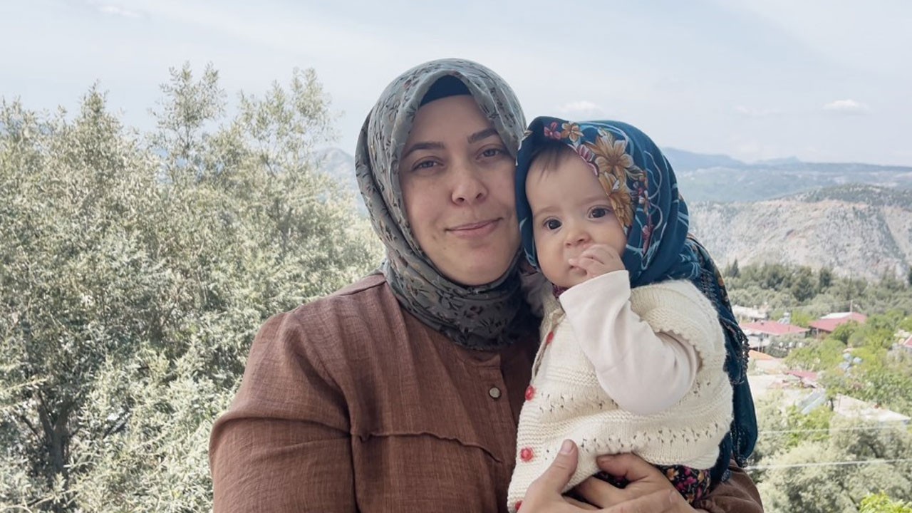 7,5 aylık Gökçe gezmeden duramıyor! Anne-kızın halleri milyonları gülümsetti
