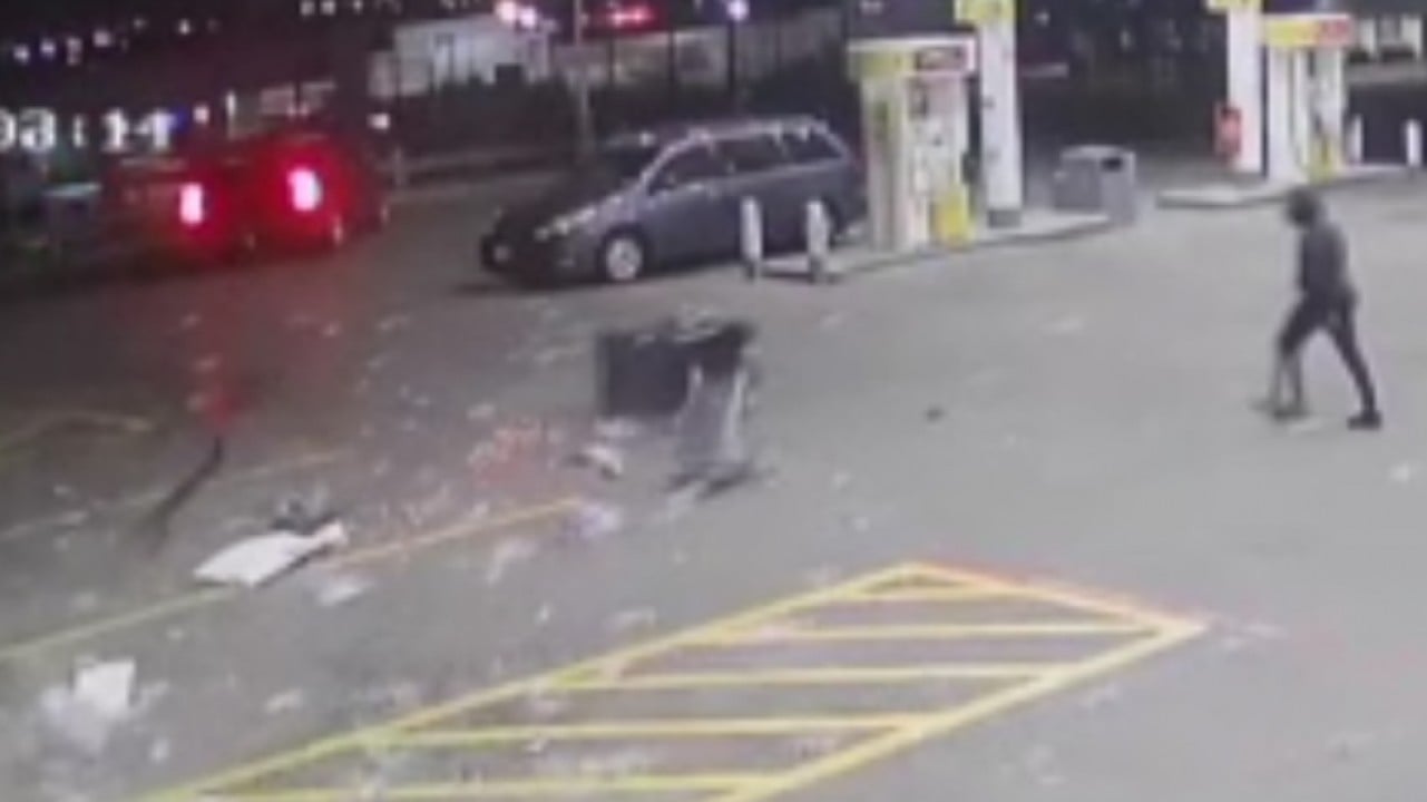 ABD’de hırsızlar çalıntı araçla market ATM’sini yerinden söktü