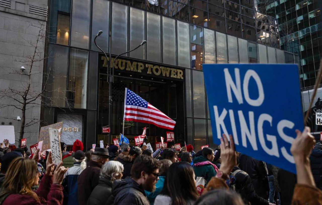 ABD’de sokak eylemleri böyle giderse Trump ülke dışına kaçabilir! Kral istemiyoruz