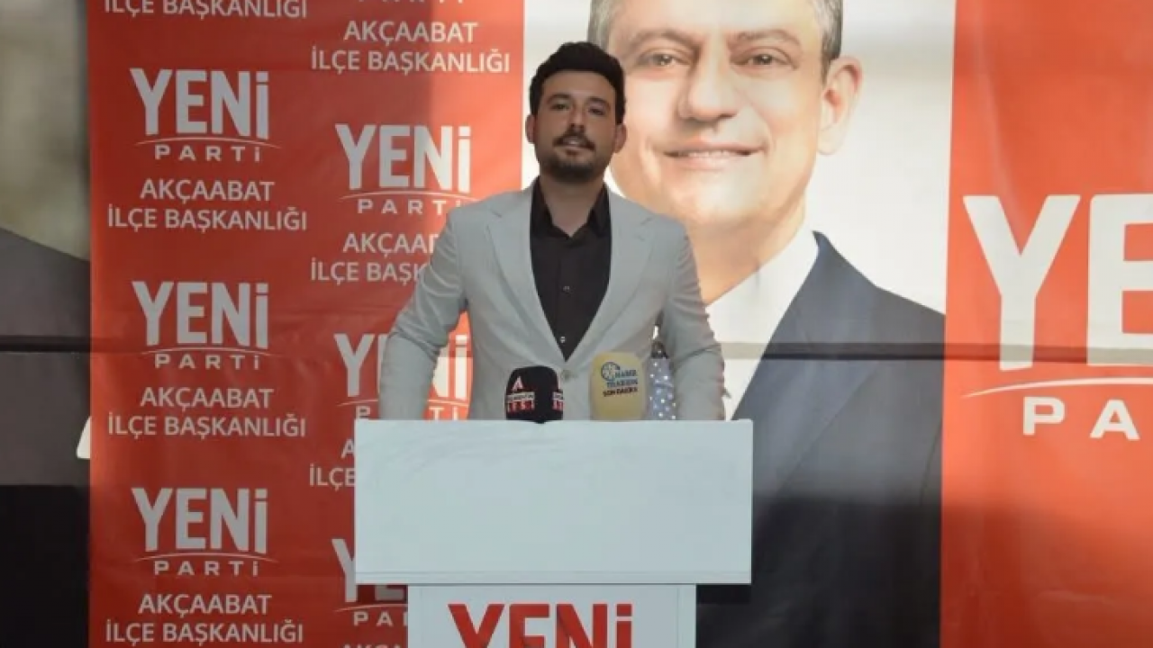 Abdest şovundan sonra şimdi de dua rezaleti: Yeni Parti'li başkan Emre Şahin Köroğlu, Ayetül Kürsi'yi bile okuyamadı