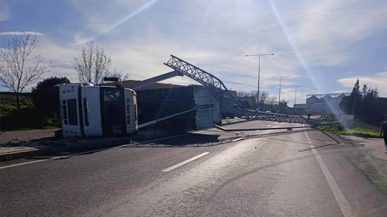 Açılan kamyon damperi kamera ve aydınlatma direklerini yıktı