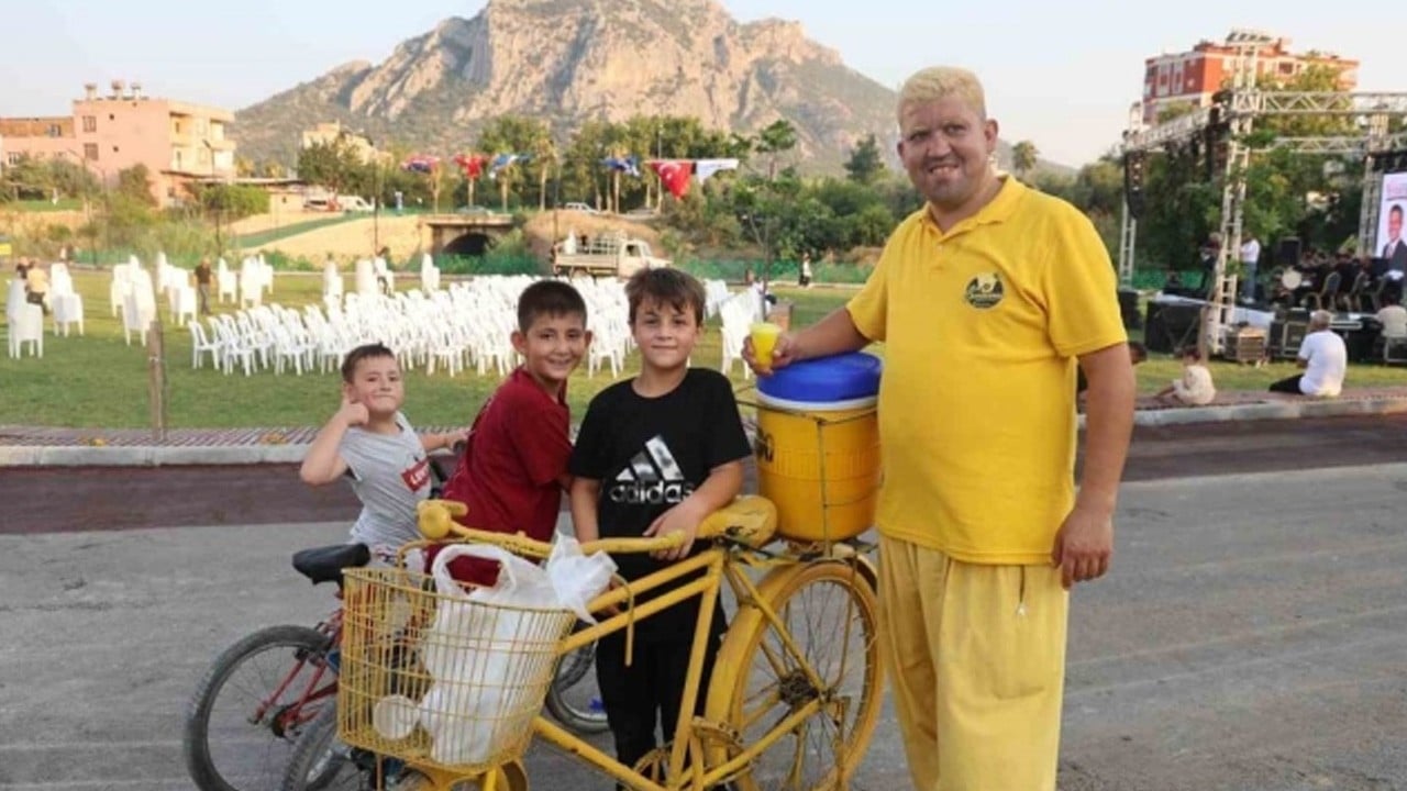 Adana'da bir dondurmacı ayakkabıları ve bisikleti bile limon gibi sarı: Boyalı geziyor... Bu durum İlgi çekti