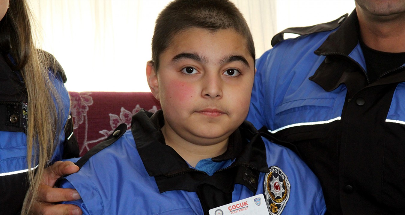 Adana’da engel tanımayan mutluluk: Mahmut Efe’nin polislik hayali gerçek oldu!