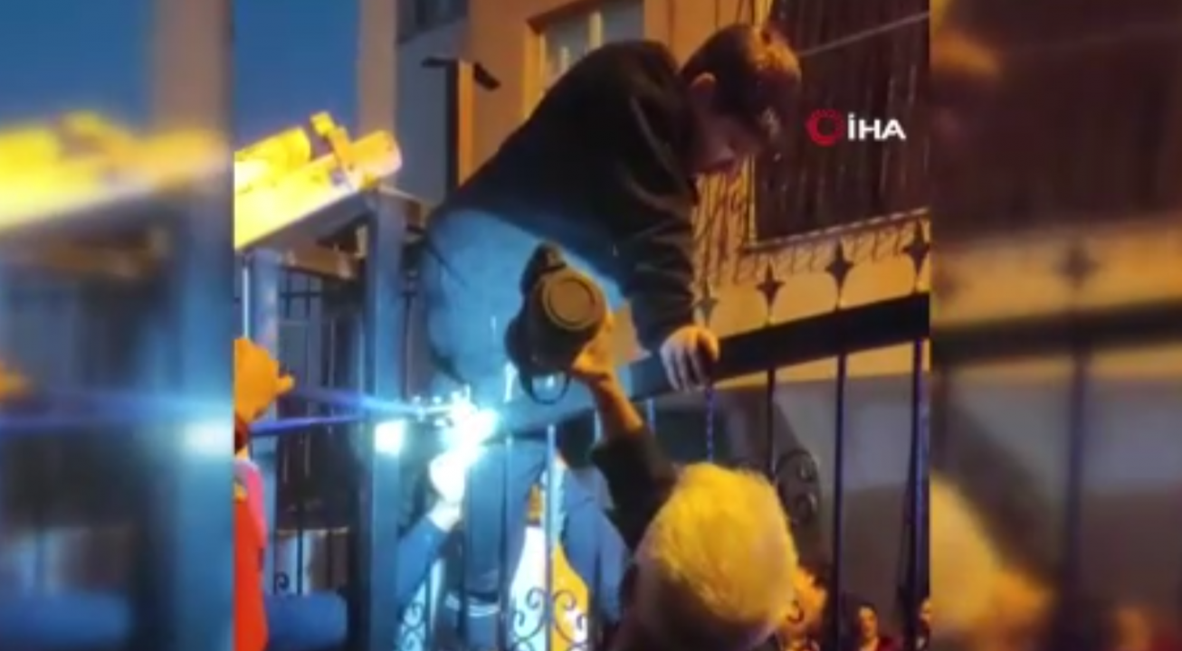 Adana’da korkunç kaza: Bacağına demir korkuluk saplandı!