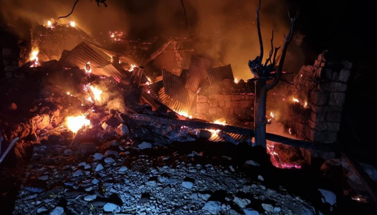 Adana’da yürek yakan haber: Tek katlı ev yandı, alzheimer hastası kadına ulaşılamıyor