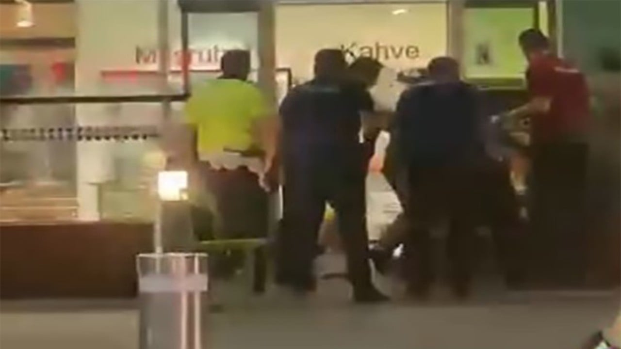Adnan Menderes Havalimanında 4 polisi bıçaklayıp yaraladı