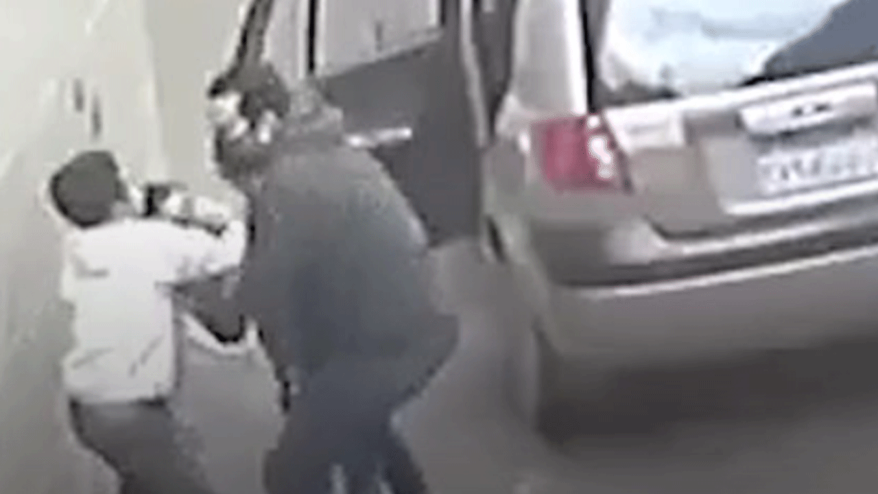 Afferin sana çocuk: Kuzeninin kaçırılmasına engel olmaya çalıştı!