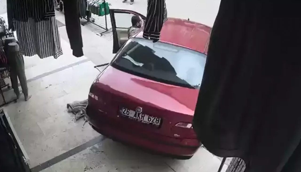 Afyonkarahisar'da facianın eşiğinden dönüldü: El freni çekilmeyen araç mağazaya daldı