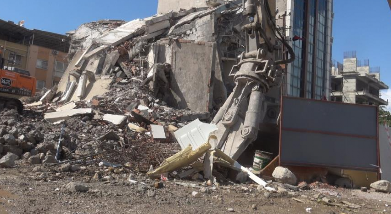 Ağır hasarlı bina tek dokunuşla yerle bir oldu! Asrın felaketinin izleri siliniyor