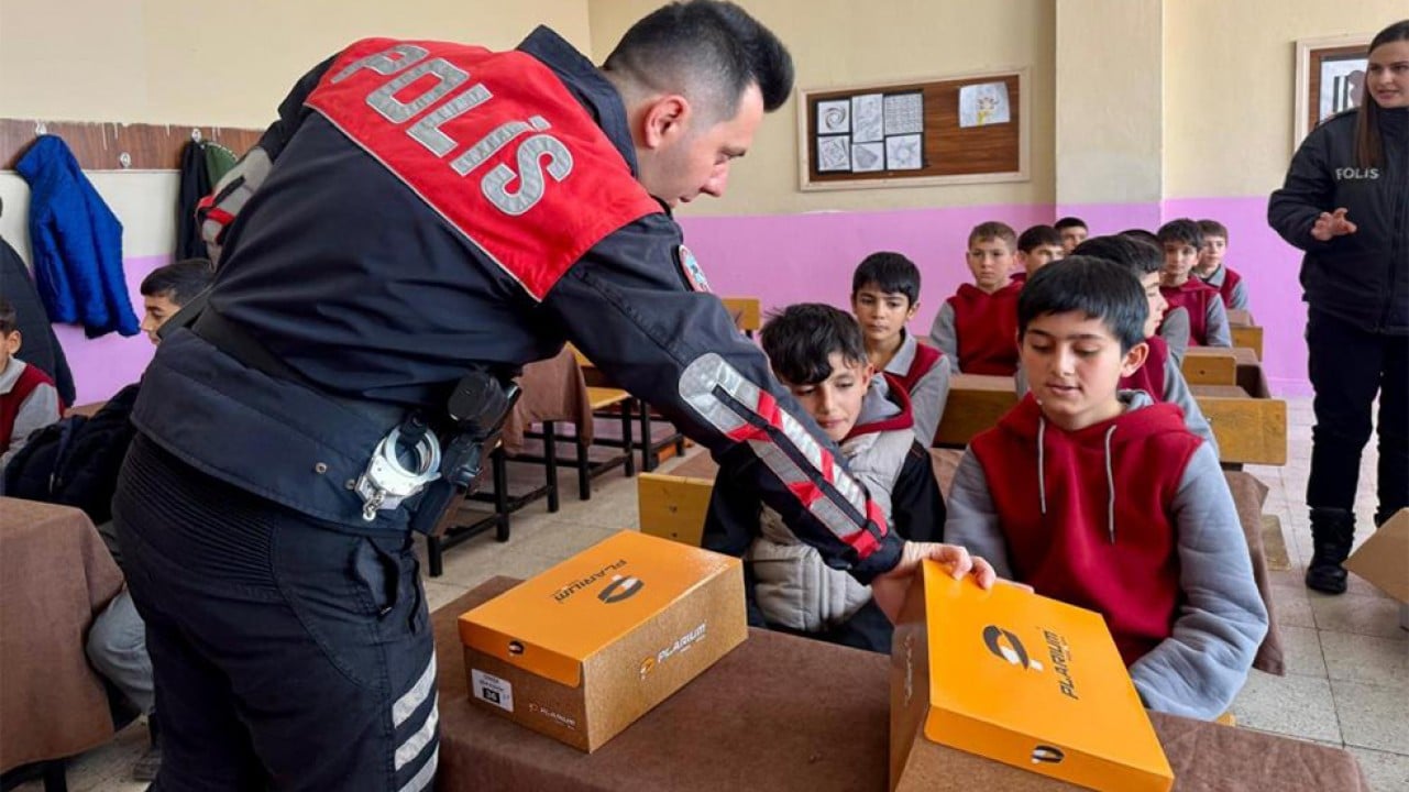 Ağrı'da polis sadece kalpleri değil ayakları da ısıttı