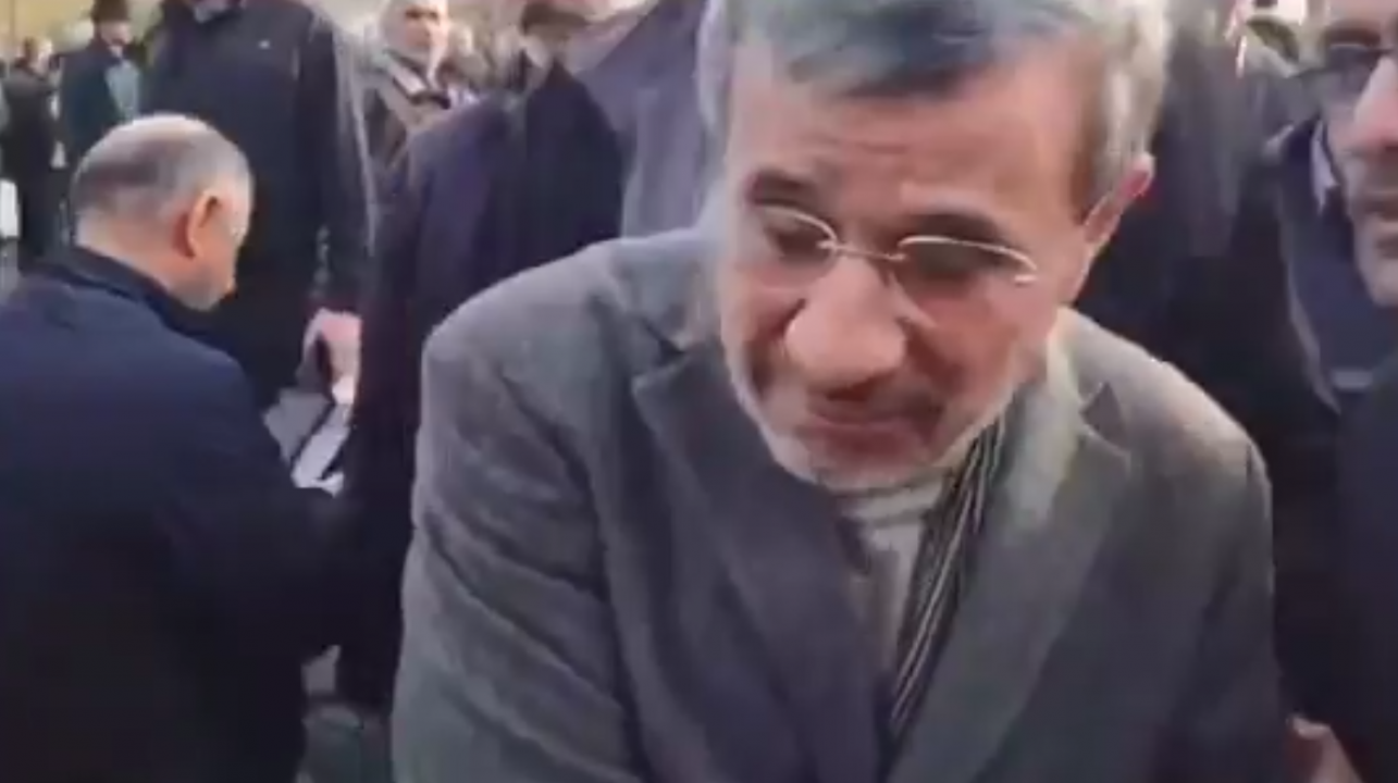 Ahmedinejad yaşıyor! Şehitlik ziyaretinde görüntülendi
