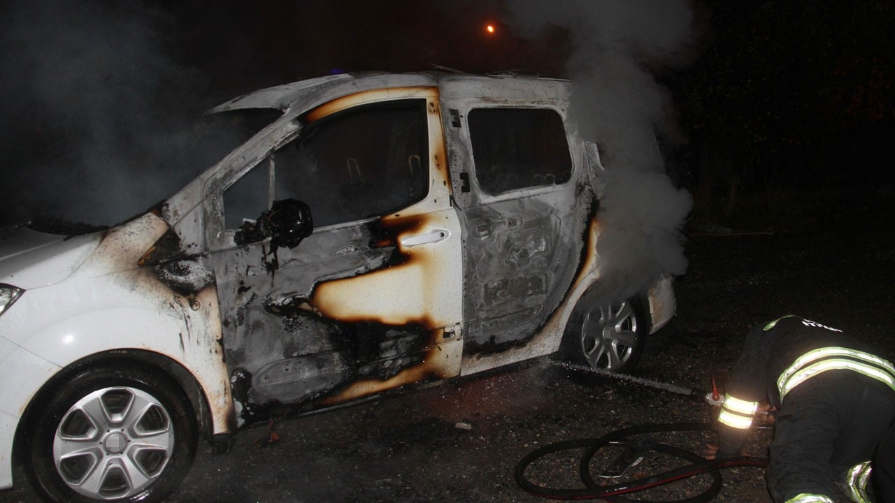 Ailesiyle tartıştı, öfkesini arabadan çıkardı