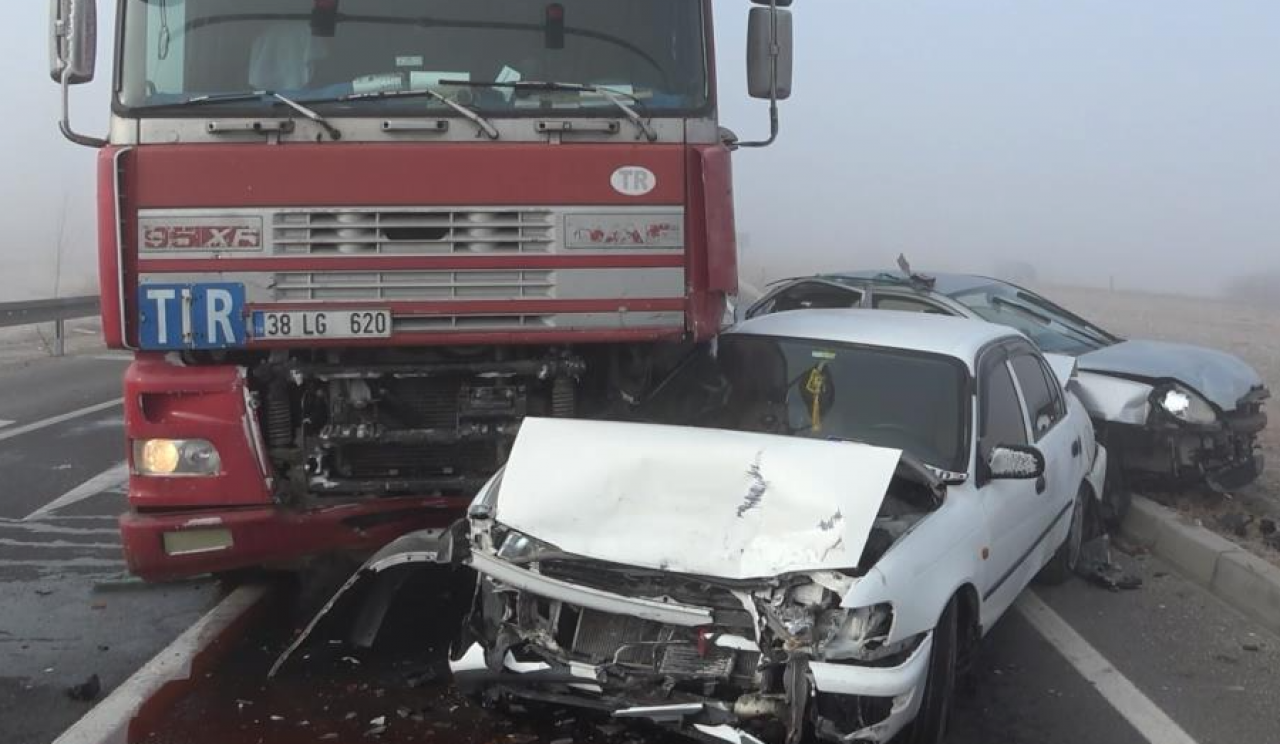 Aksaray’da zincirleme trafik kazası:5 araç birbirine girdi