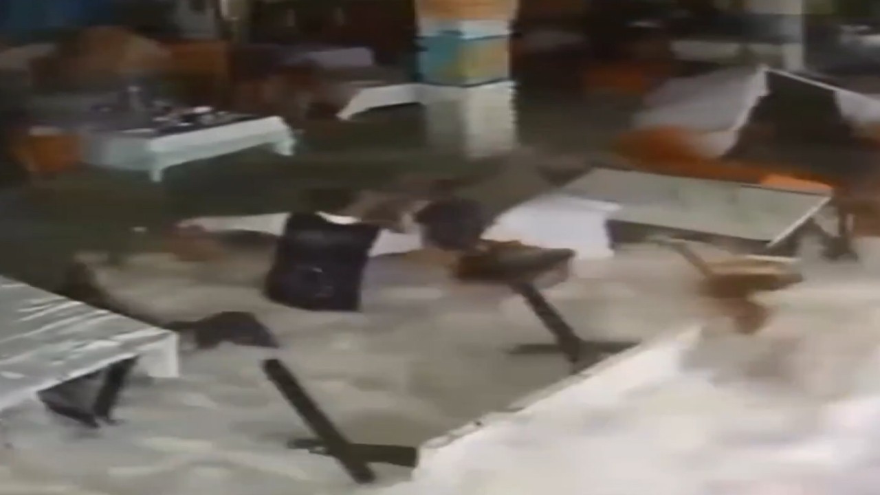 Alanya'da dev dalgalar restoranı yerle bir etti