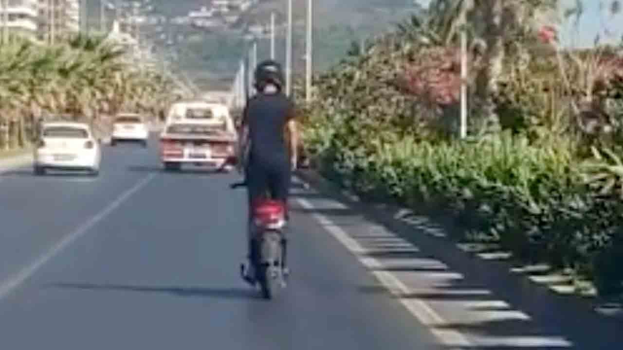 Alanya'da trafikte akılalmaz şov: Motosiklet üzerinde ayağa kalktı!
