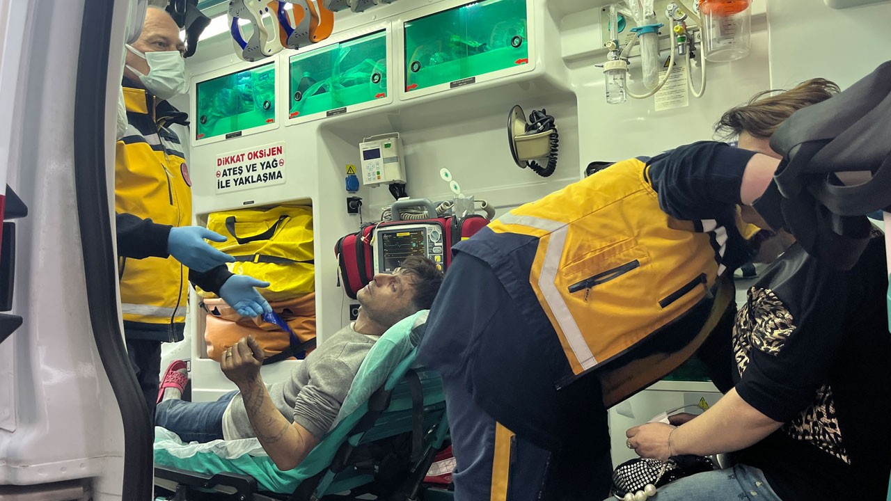 Alevlerin arasına daldılar! Can dostlarını kurtarmak isterlerken hastanelik oldular