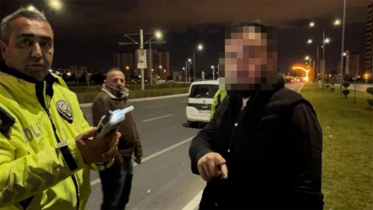 Alkollü araç kullanıp kaza yaptığı yetmezmiş gibi bir de gazetecilere saldırdı