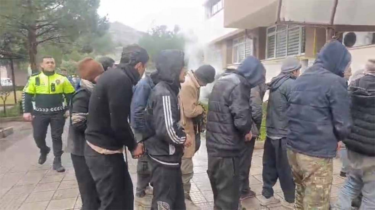 Amasya'da bir TIR dolusu kaçak Afgan göçmen yakalandı