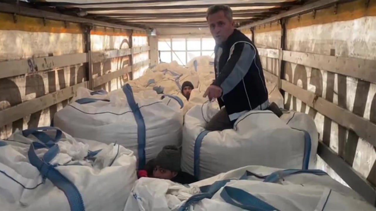 Amasya’da tırdaki çuvallardan çıkan 13 göçmen yakalandı 