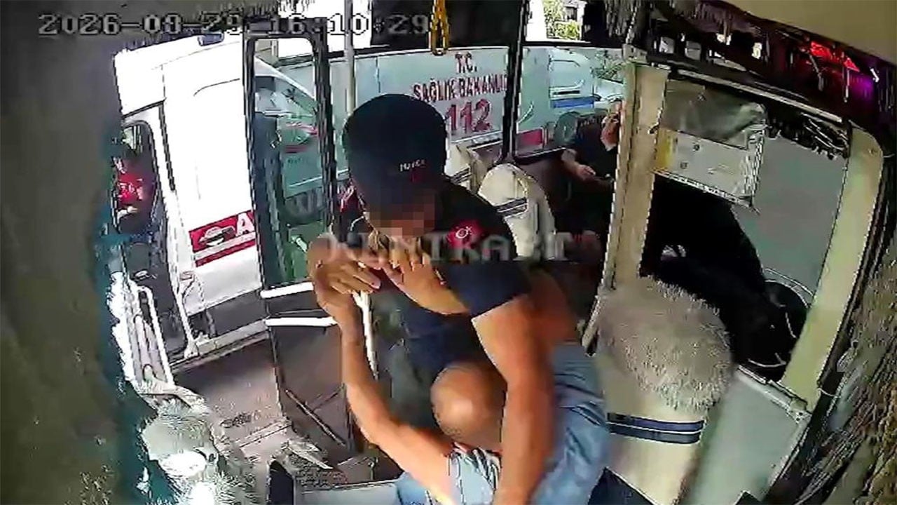 Ambulans şoförü otobüs sürücüsünü evire çevire dövdü