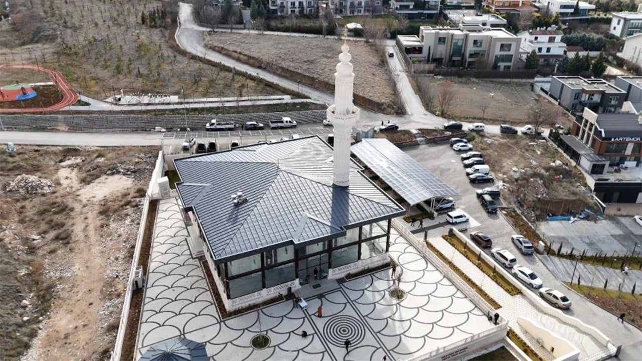 Ankara’da güneş panelleri ile kendi enerjisini üreten cami