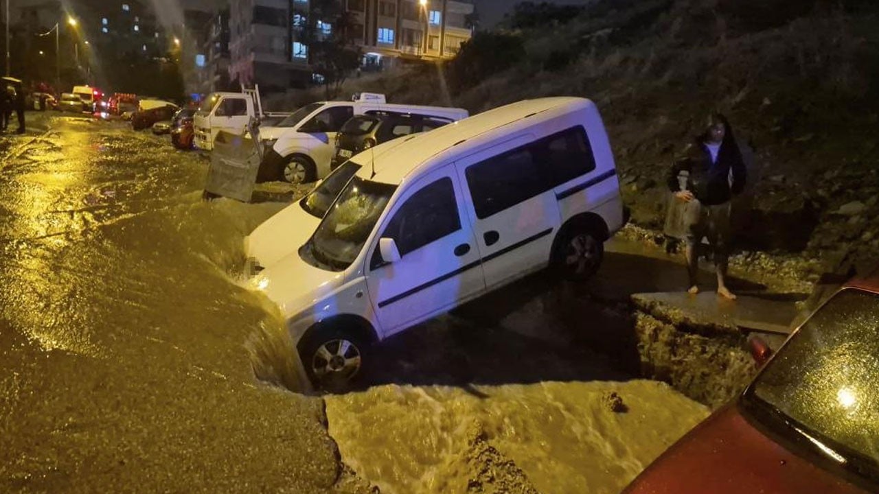 Ankara’da sağanak sonrası yol çöktü! Onlarca araç çukurun içinde kaldı