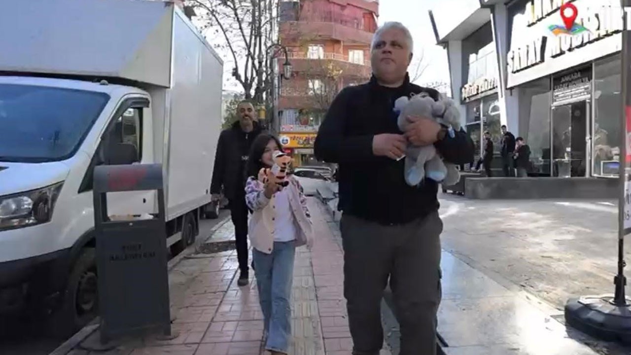 Anlamlı sosyal deney! Polislerin bıraktığı oyuncaklara çocukların tepkisi duygulandırdı