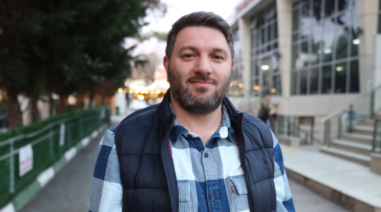 Annesi çaresizce çırpınırken o yetişti: Minik yavruyu Heimlich manevrası ile kurtardı