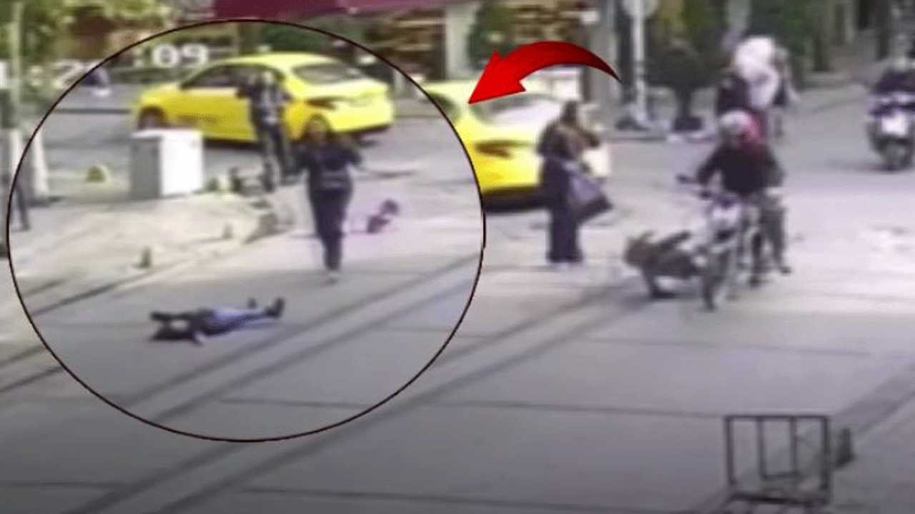 Annesini elini bırakan çocuğa motosiklet çarptı!