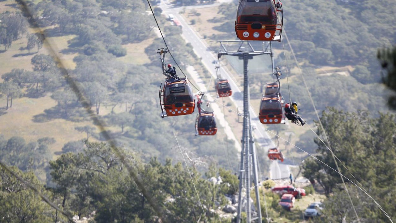 Antalya'da can pazarı yaşanırken onlar keyif yapmış! Özgür Özel, Ali Mahir Başarır ve Veli Ağbaba böyle eğlenmiş
