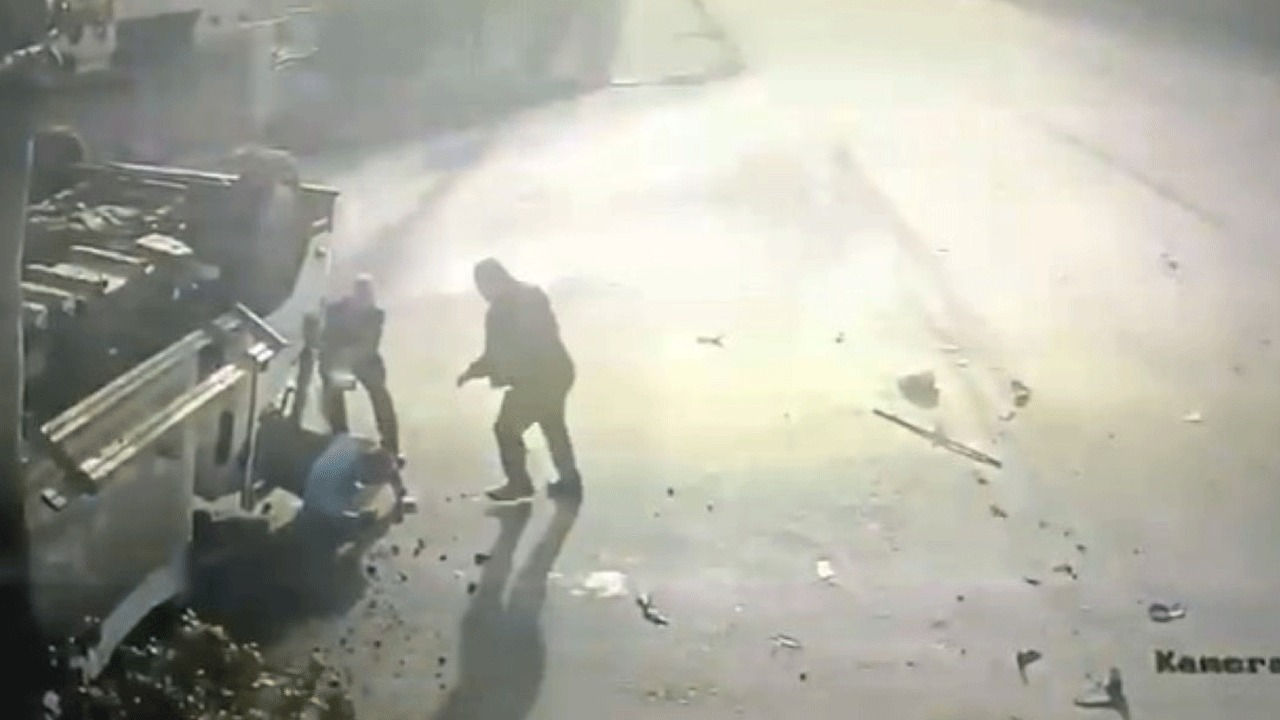 Antalya'da feci kaza: Kamyon çöp kamyonunu devirdi!