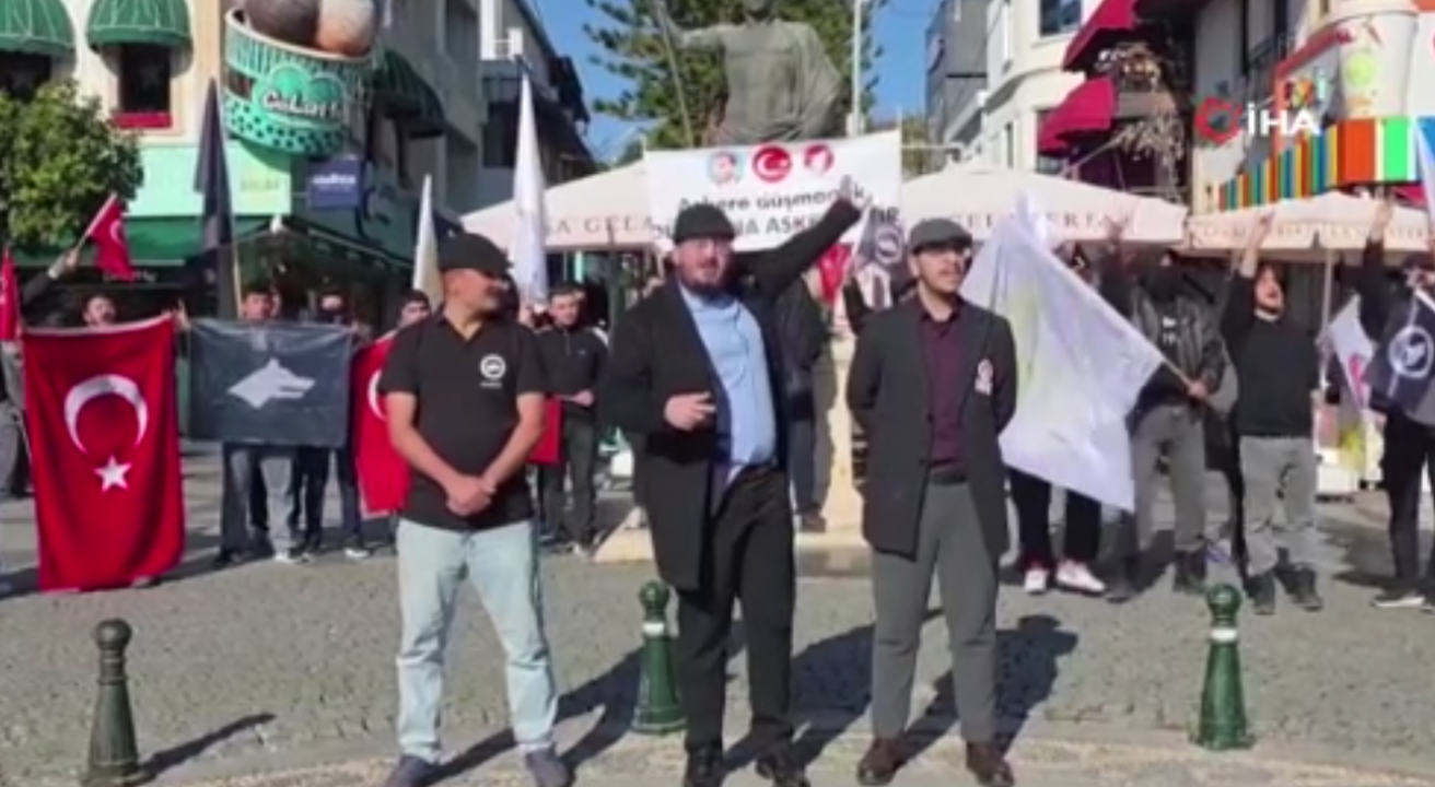 Antalya'da Siyasi Gerilim Zirve Yaptı: Karşıt Görüşlü Gruplar Polis Duvarına Takıldı!