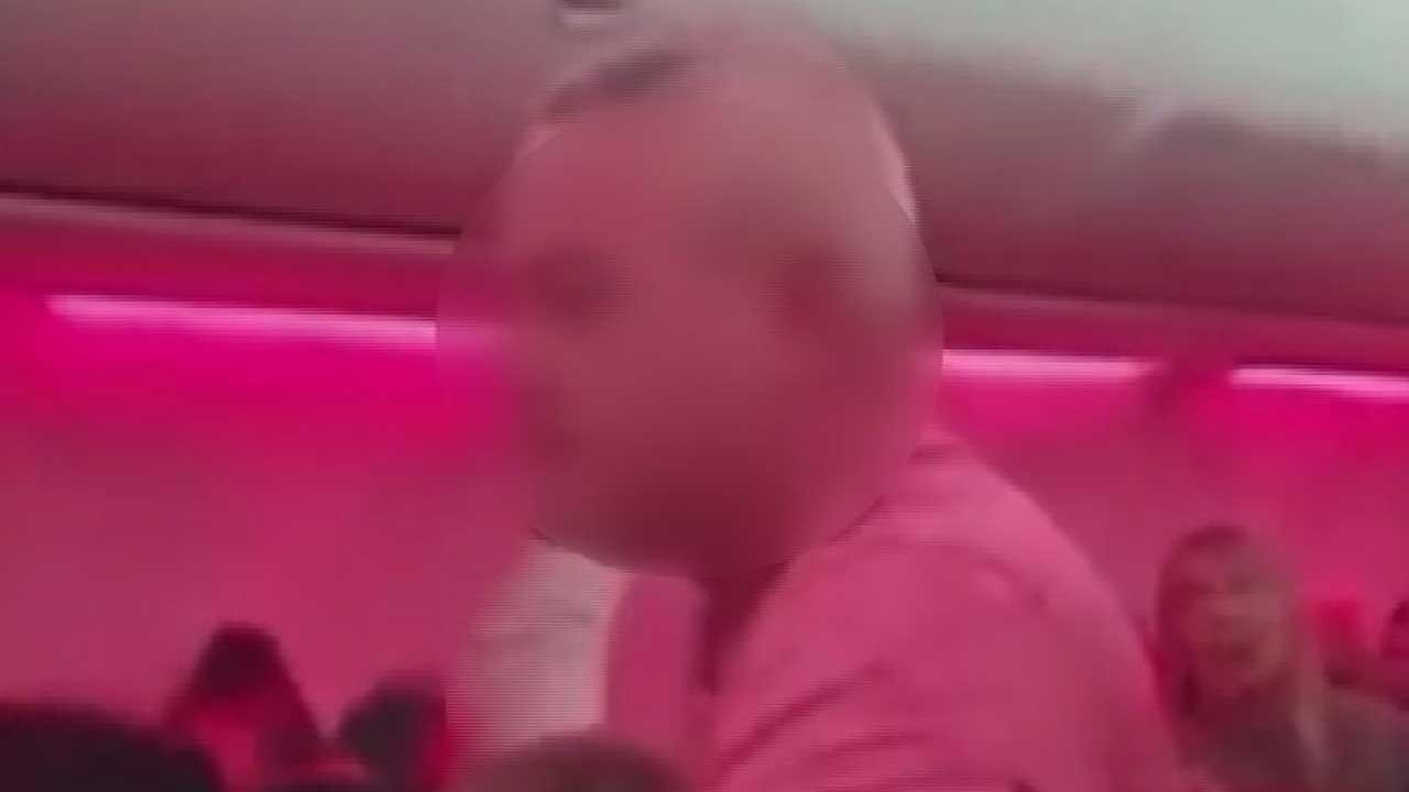 Antalya'dan kalkan uçaktaki yolcuların kavgası kameraya yansıdı