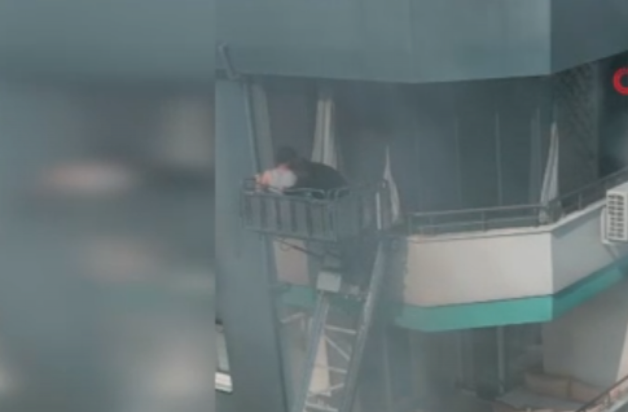 Apartman yangınına müdahale eden polis ateş açtı!