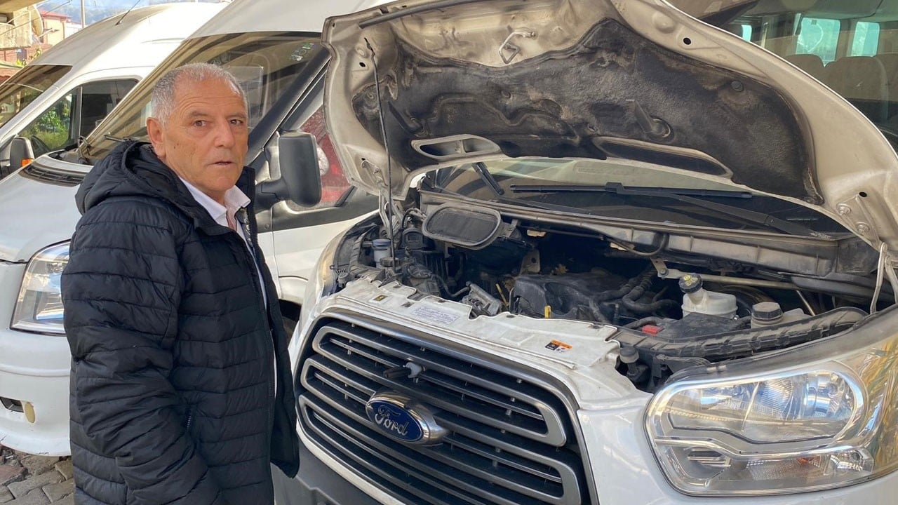 Aracın etrafını bir anda köpekler sardı! 4 minik yaramaz 14 kilometre boyunca böyle yolculuk yaptı