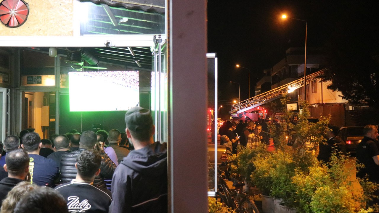 Araçlar kül oldu! Mahalle alevlere teslim oldu, onlar derbiyi izledi