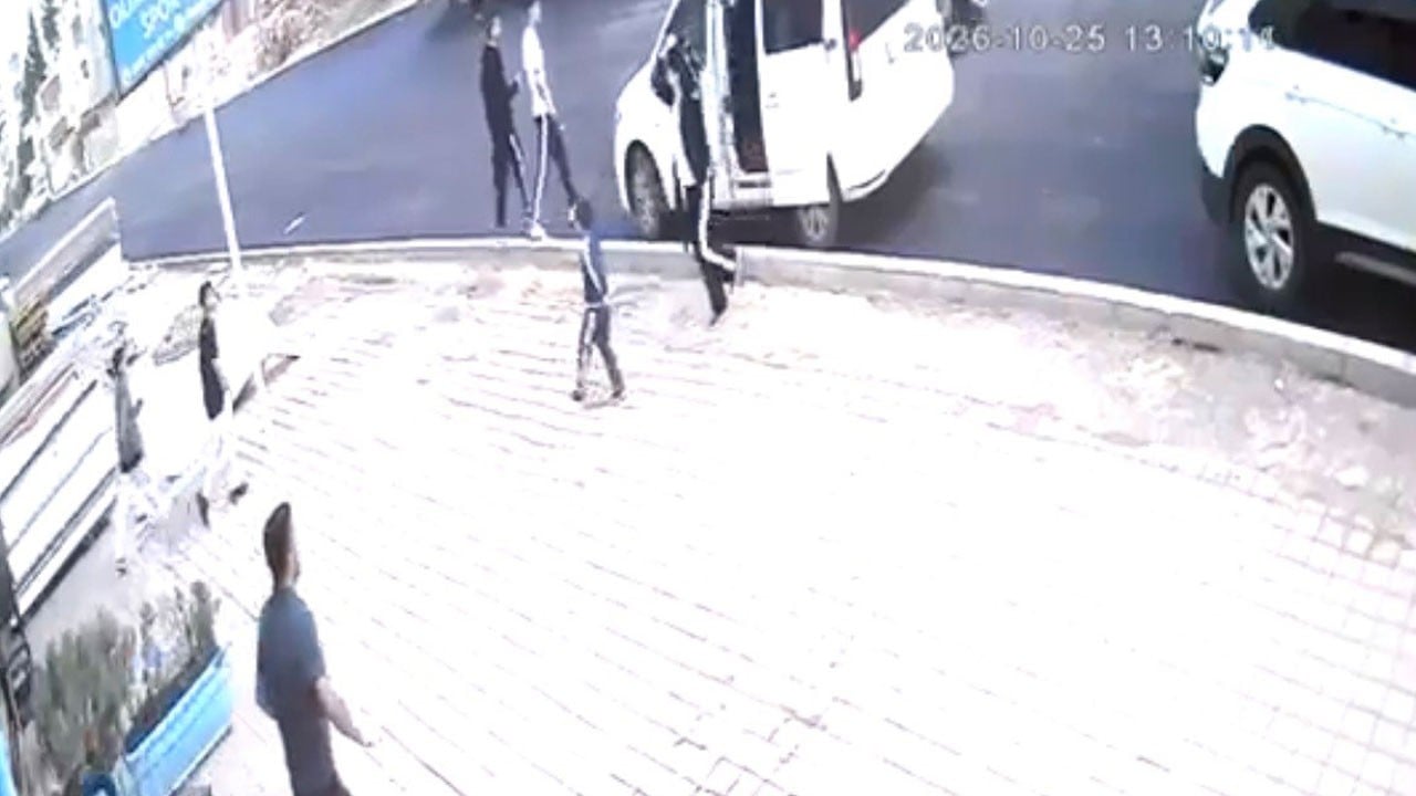 Araçtan indiği anda otomobil çarptı! Çocuğun yaralandığı kaza anı kamerada
