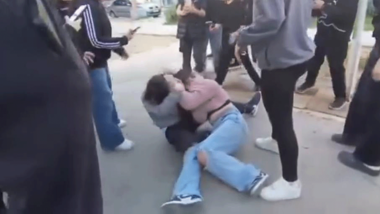 Arkadaşları tezahürat yaparak izledi: Ortaokullu kızların içler acısı hali!