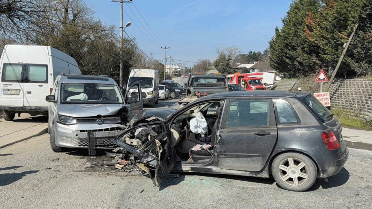 Arnavutköy'de iki otomobil kafa kafaya çarpıştı!